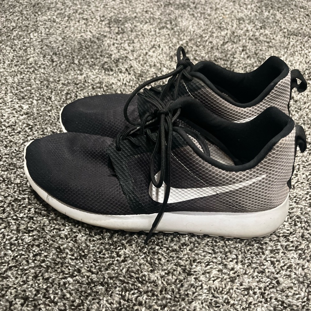 Nike roshe sneakers